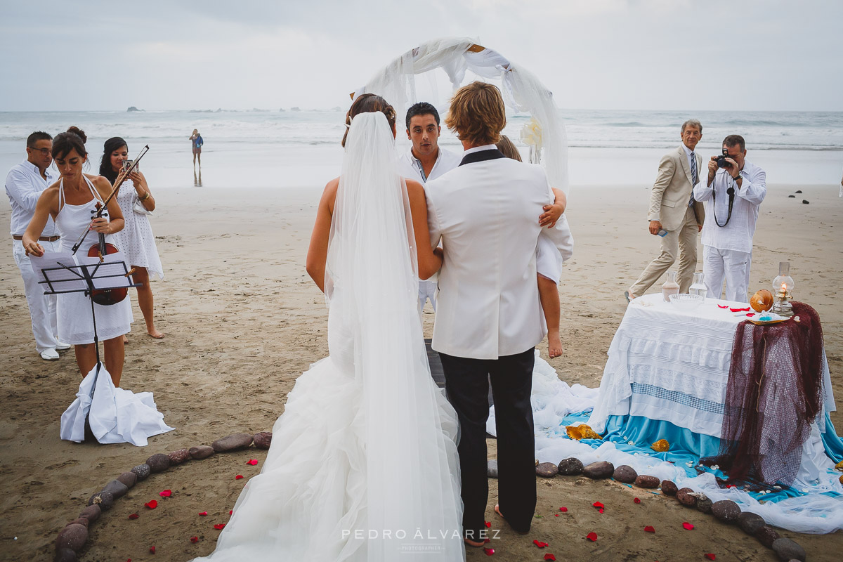 Fotógrafos de bodas en Lanzarote fotos bodas ibicenca en la playa Canarias 