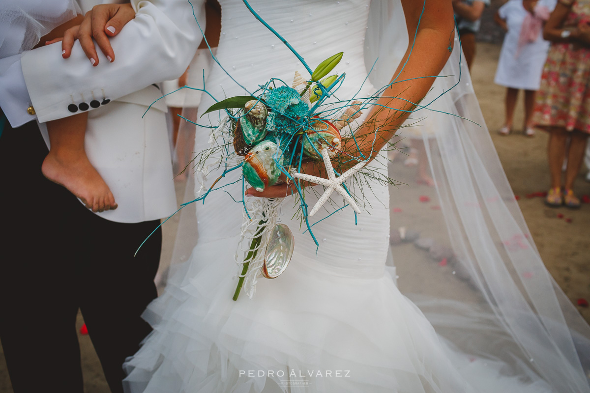 Fotógrafos de bodas en Lanzarote fotos bodas ibicenca en la playa Canarias 