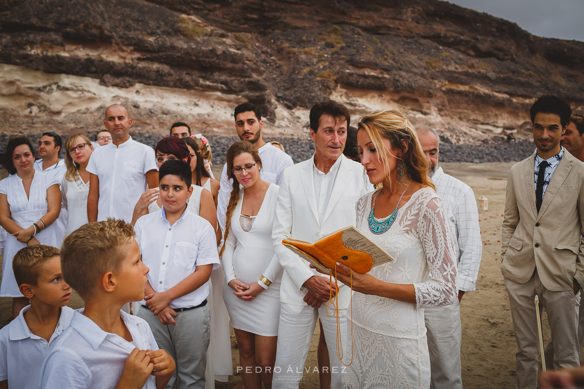 Fotógrafos de bodas en Lanzarote fotos bodas ibicenca en la playa Canarias 