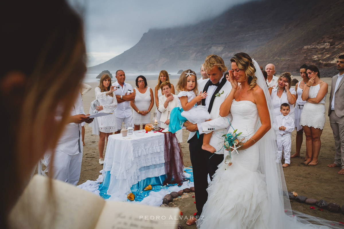 Fotógrafos de bodas en Lanzarote fotos bodas ibicenca en la playa Canarias 