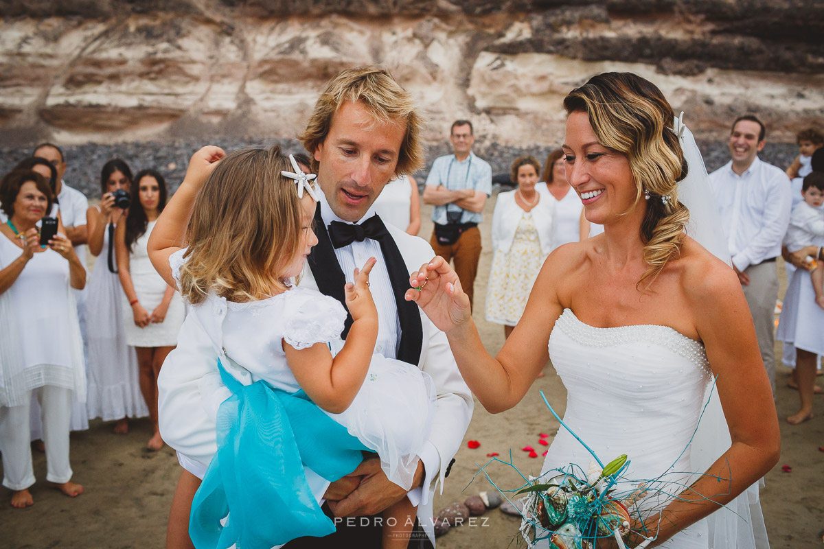 Fotógrafos de bodas en Lanzarote fotos bodas ibicenca en la playa Canarias 