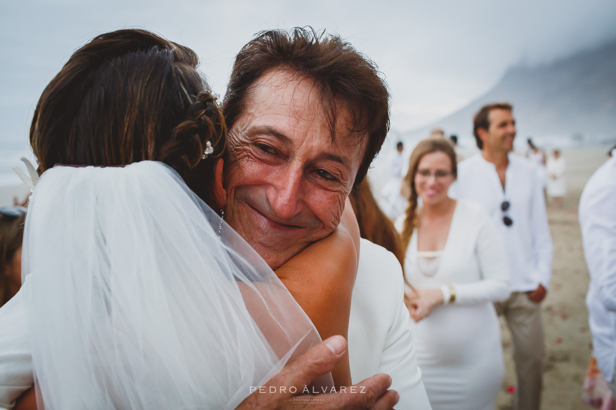 Fotógrafos de bodas en Lanzarote fotos bodas ibicenca en la playa Canarias 