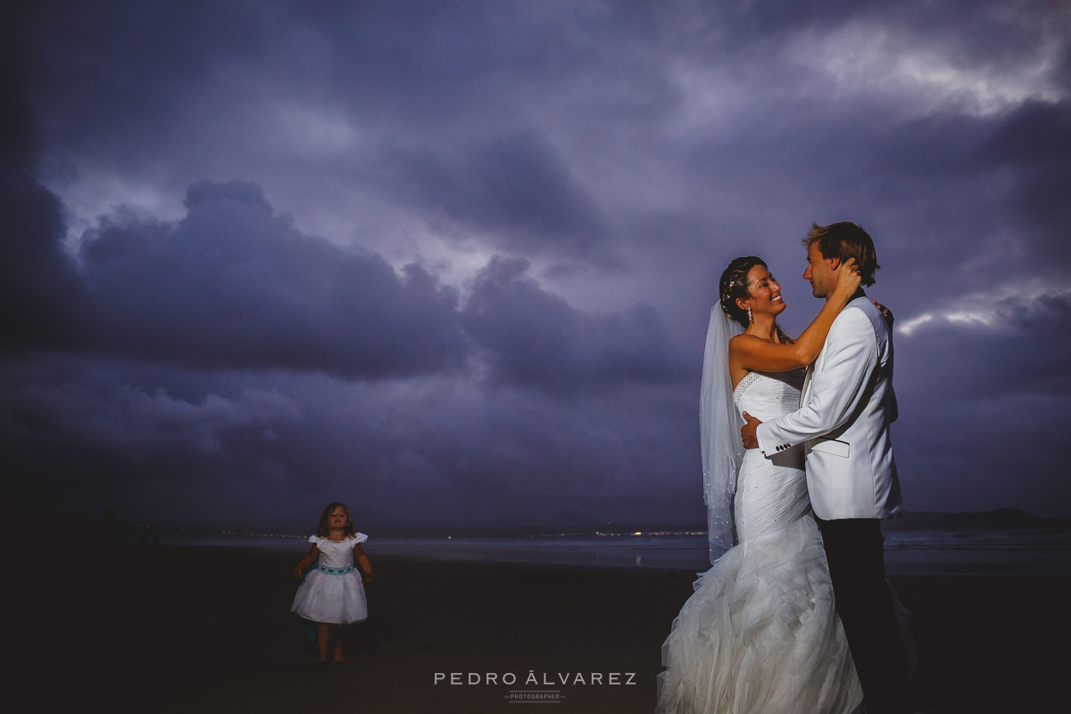 Fotógrafos de bodas en Lanzarote fotos bodas ibicenca en la playa Canarias 