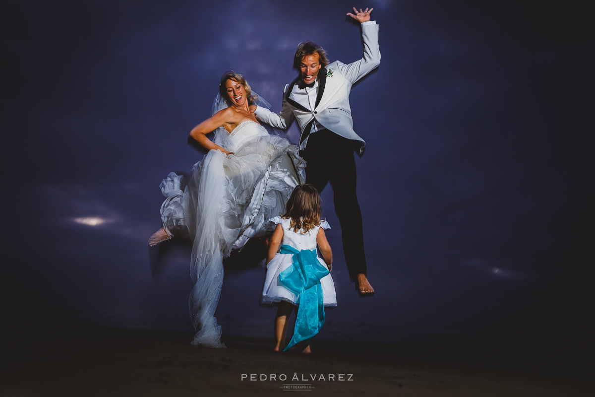 Fotógrafos de bodas en Lanzarote fotos bodas ibicenca en la playa Canarias 