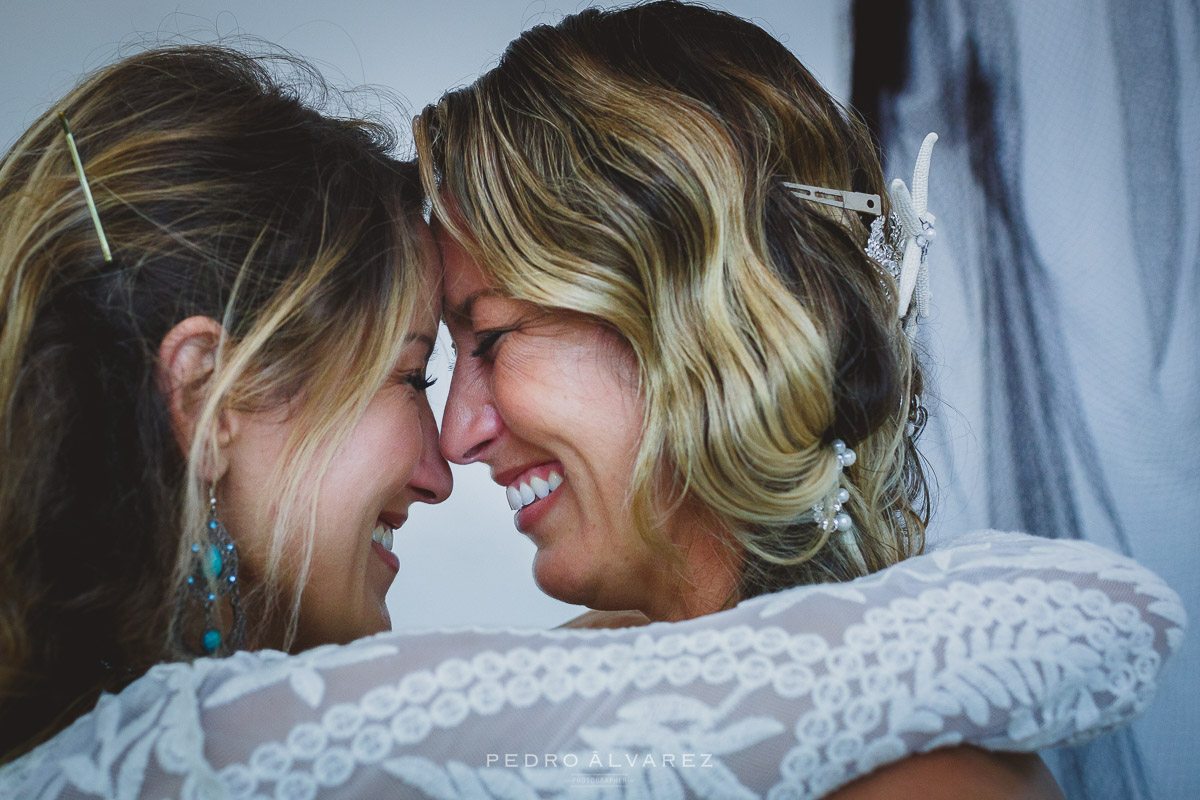 Fotógrafos de bodas en Lanzarote fotos bodas ibicenca en la playa Canarias 