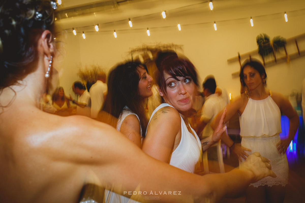 Fotos de bodas ibicencas en la playa de Famara Lanzarote