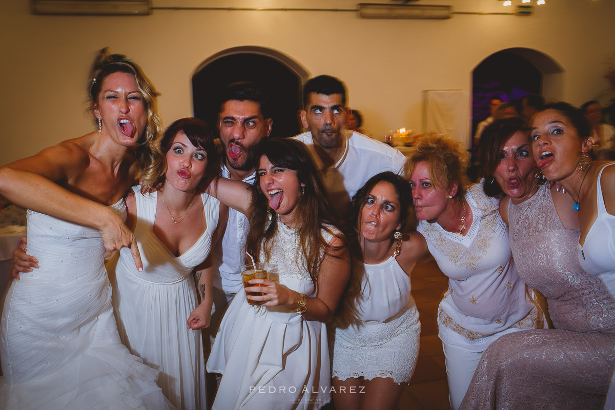 Fotos de bodas ibicencas en la playa de Famara Lanzarote