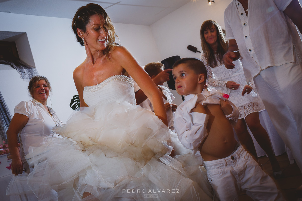 Fotos de bodas ibicencas en la playa de Famara Lanzarote