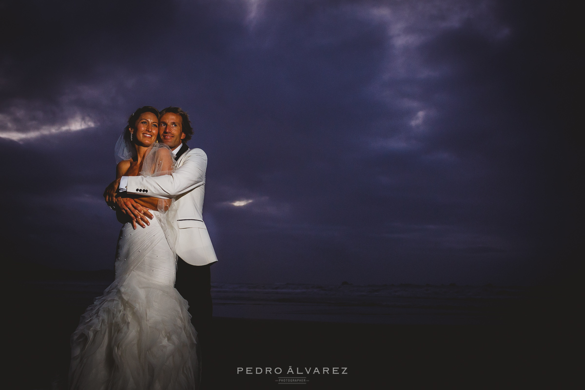 Fotógrafos de bodas en Lanzarote fotos bodas ibicenca en la playa Canarias 