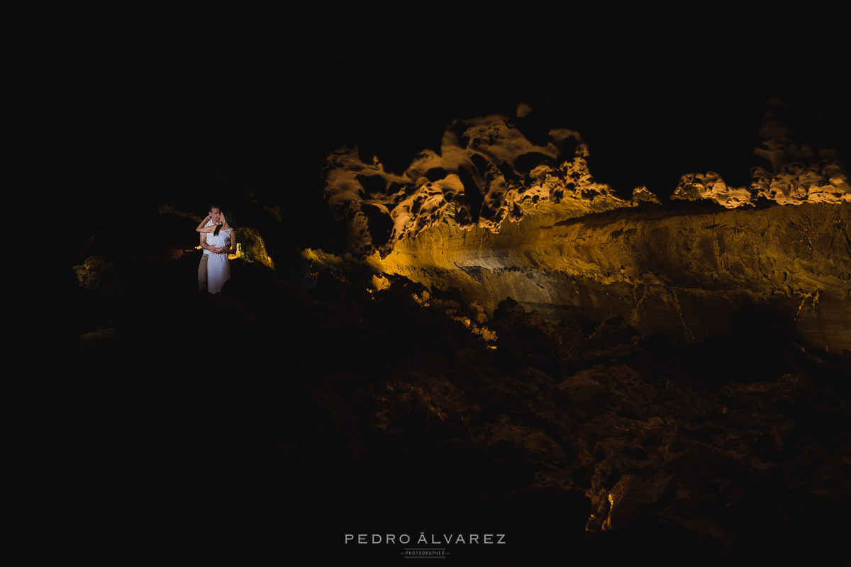 Fotos de pre boda en Lanzarote Canarias Cueva de los verdes