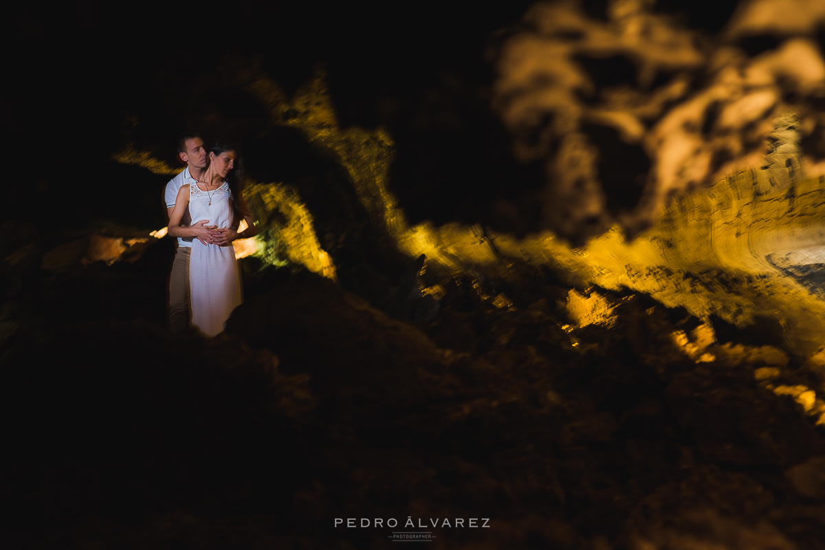 Fotos de pre boda en Lanzarote Canarias Cueva de los verdes