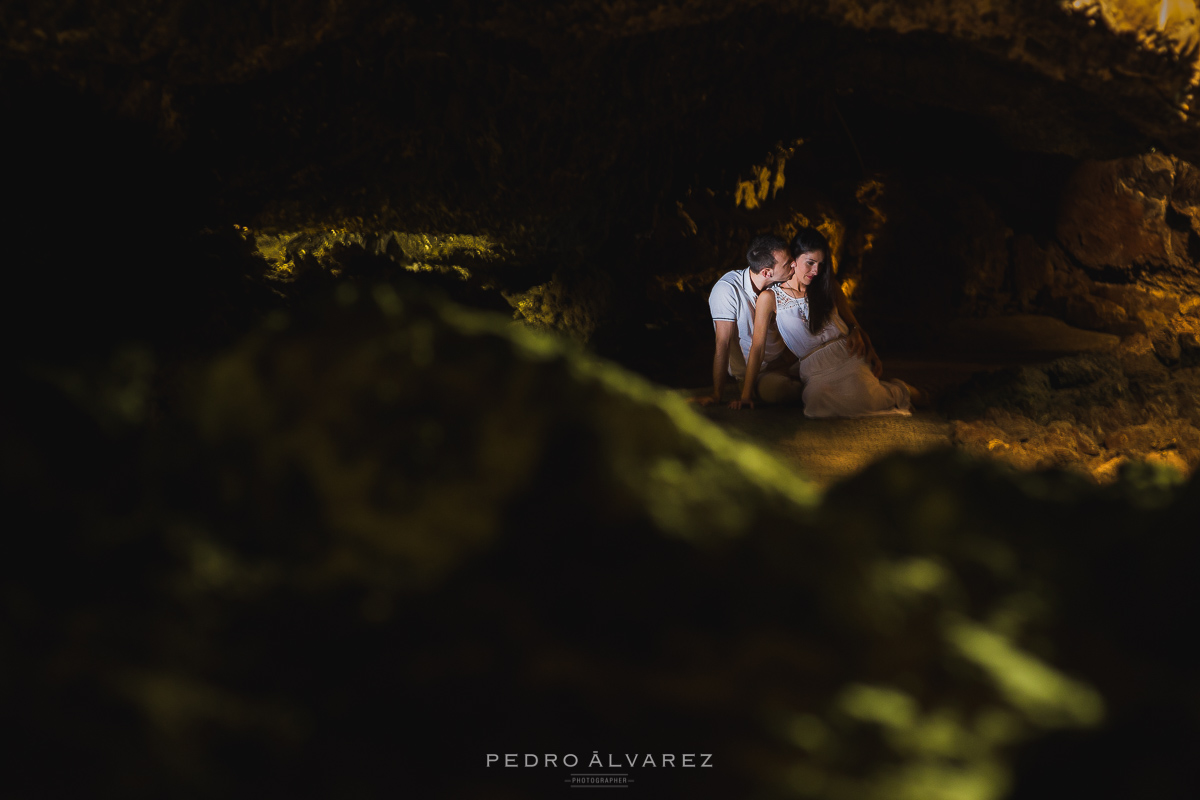 Fotos de pre boda en Lanzarote Canarias Cueva de los verdes