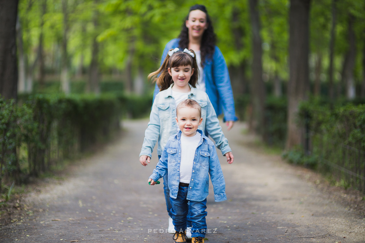 Sesión de familia y pareja en Madrid Parque del Retiro