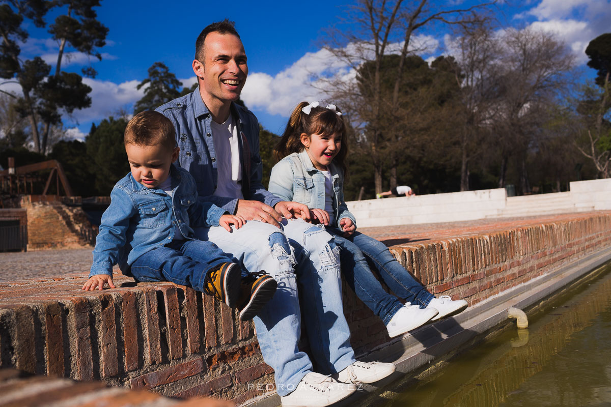 Sesión de familia y pareja en Madrid Parque del Retiro