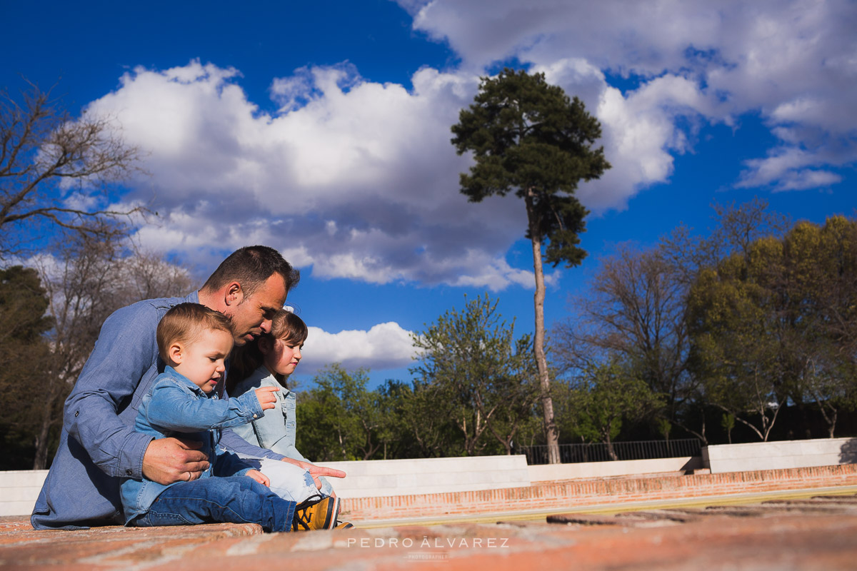 Sesión de familia y pareja en Madrid Parque del Retiro