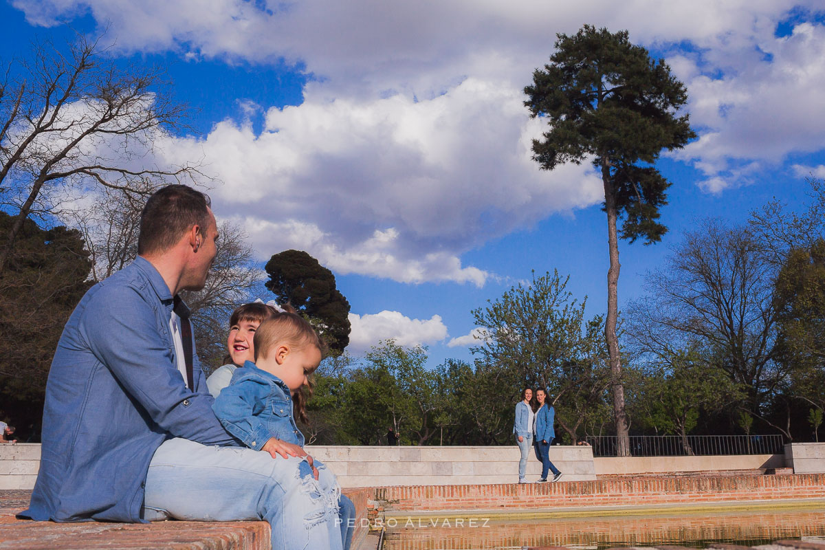 Sesión de familia y pareja en Madrid Parque del Retiro