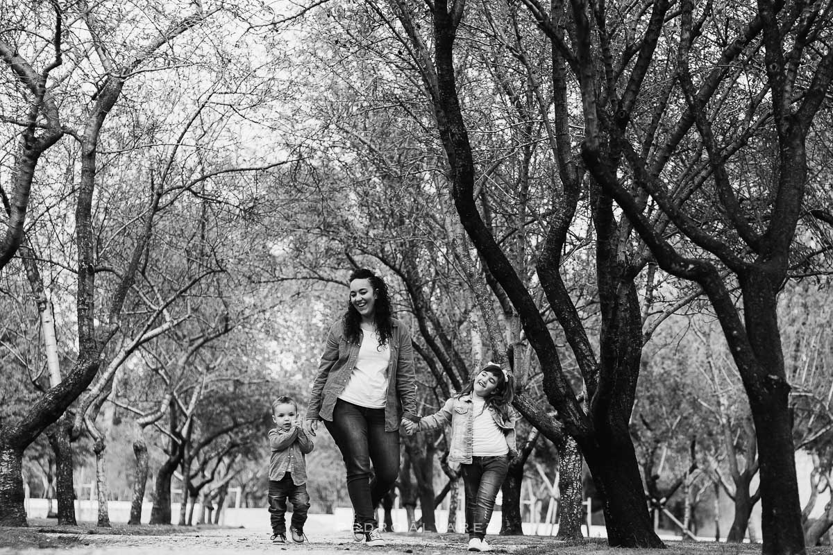 Sesión de familia y pareja en Madrid Parque del Retiro