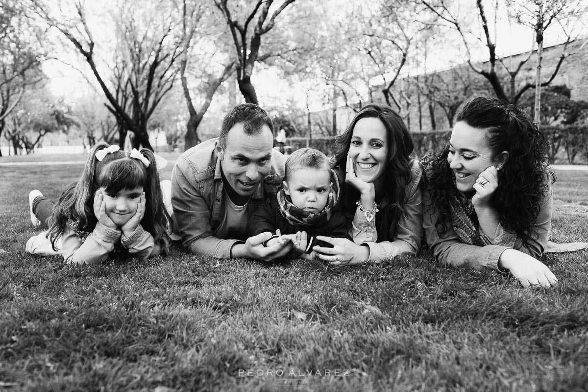 Sesión de familia y pareja en Madrid Parque del Retiro