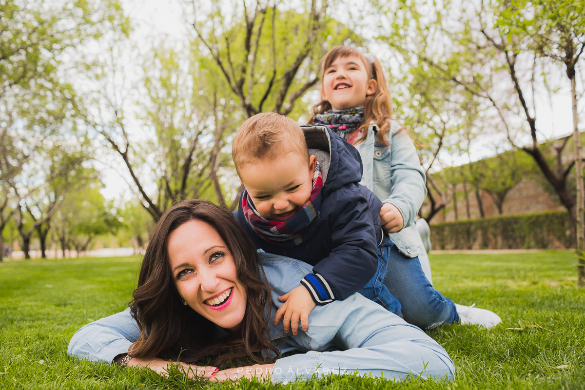 Sesión de familia y pareja en Madrid Parque del Retiro