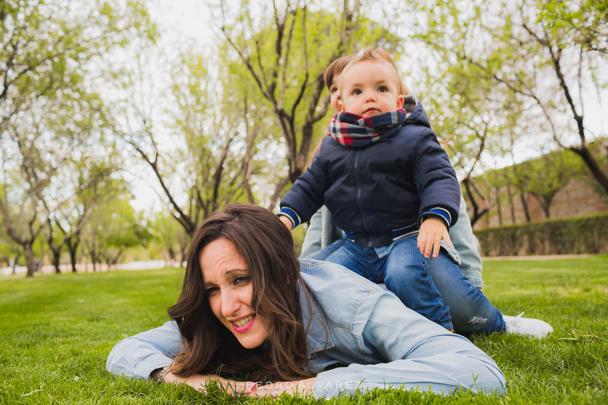 Sesión de familia y pareja en Madrid Parque del Retiro