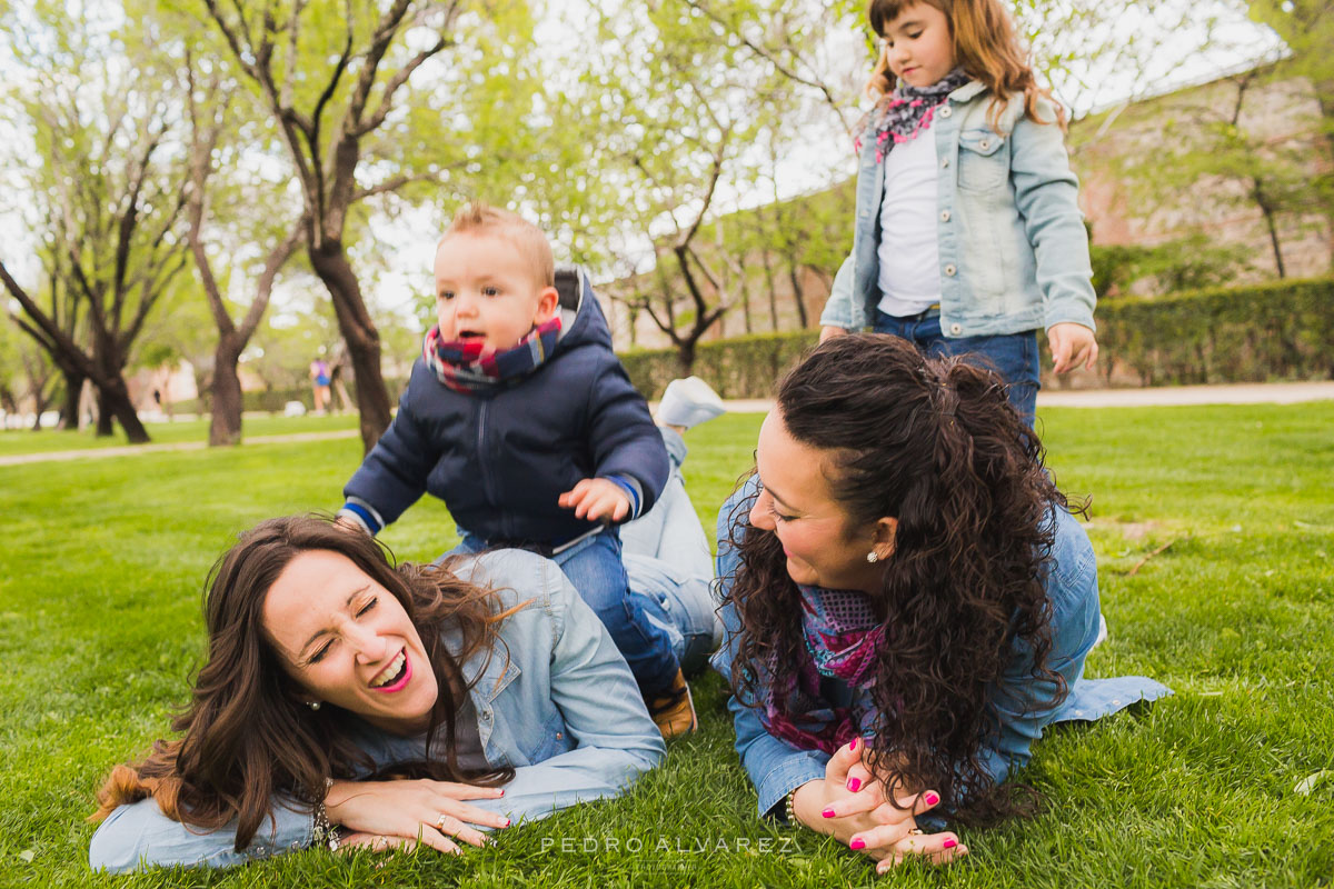 Sesión de familia y pareja en Madrid Parque del Retiro