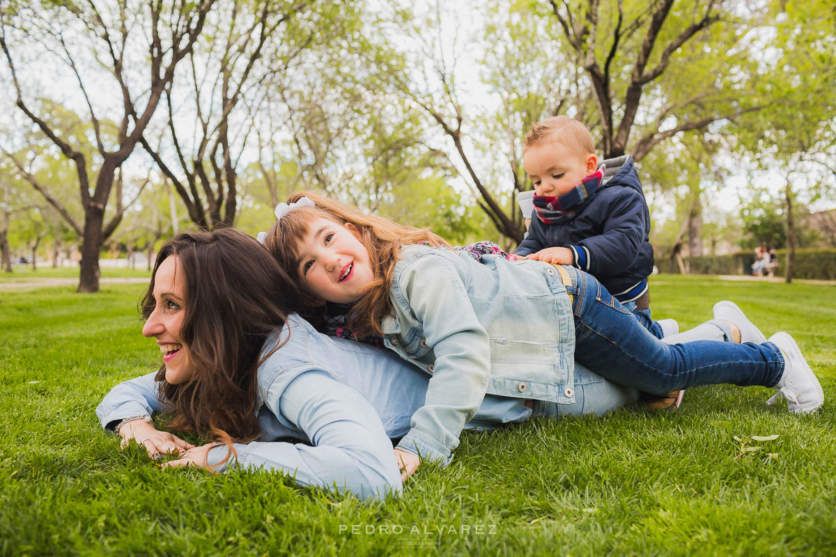 Sesión de familia y pareja en Madrid Parque del Retiro