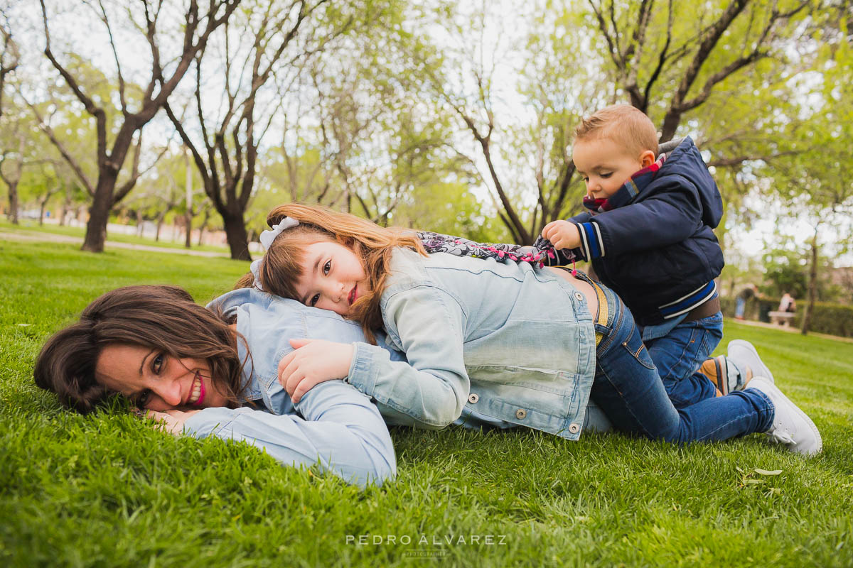 Sesión de familia y pareja en Madrid Parque del Retiro