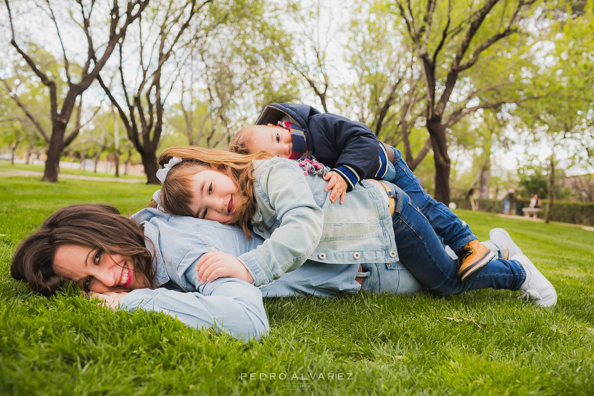 Sesión de familia y pareja en Madrid Parque del Retiro