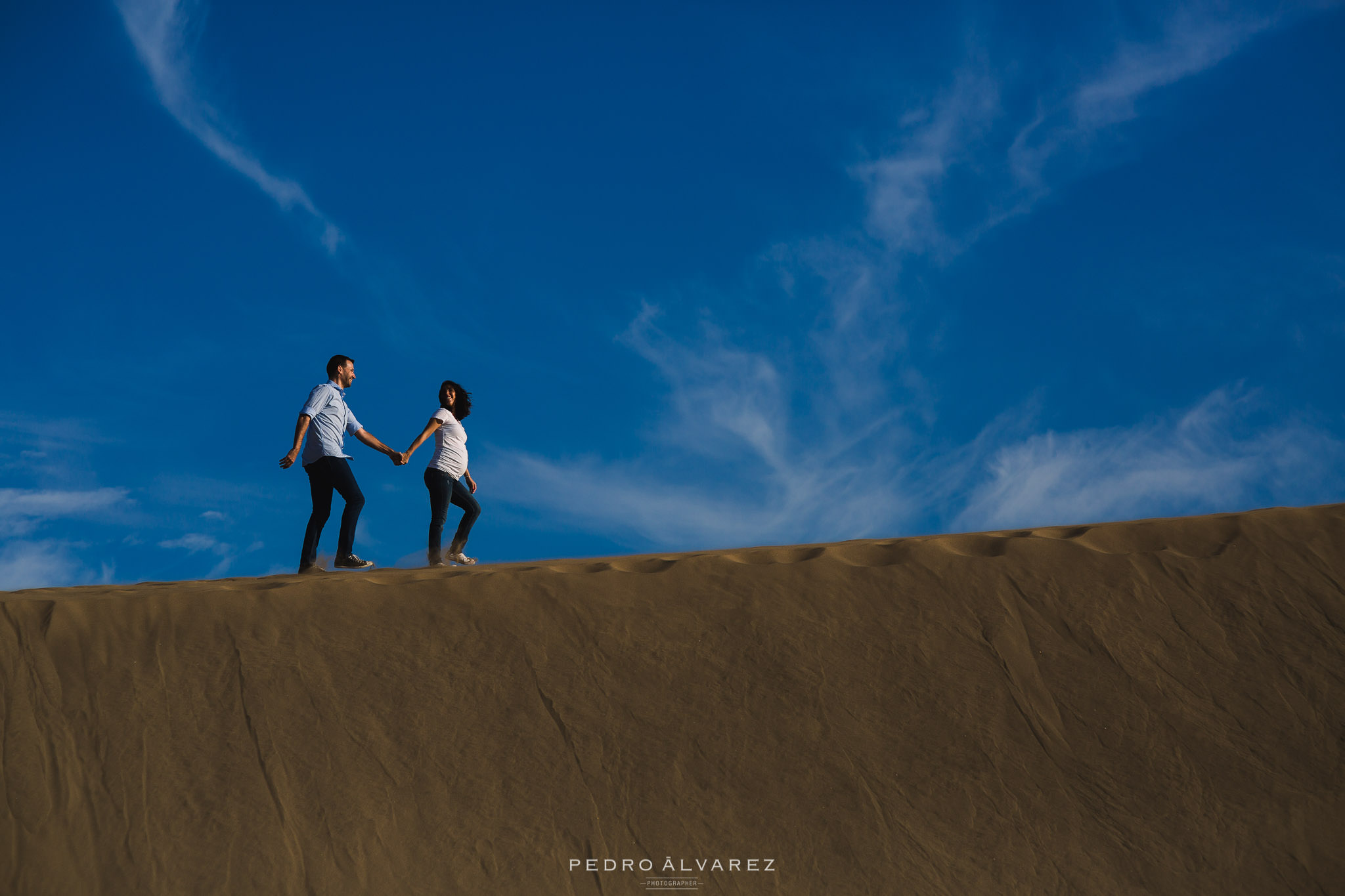 Fotos de embarazo en las Dunas de Maspalomas Gran Canaria Fotógrafos de maternidad en las Dunas de Maspalomas Gran Canaria