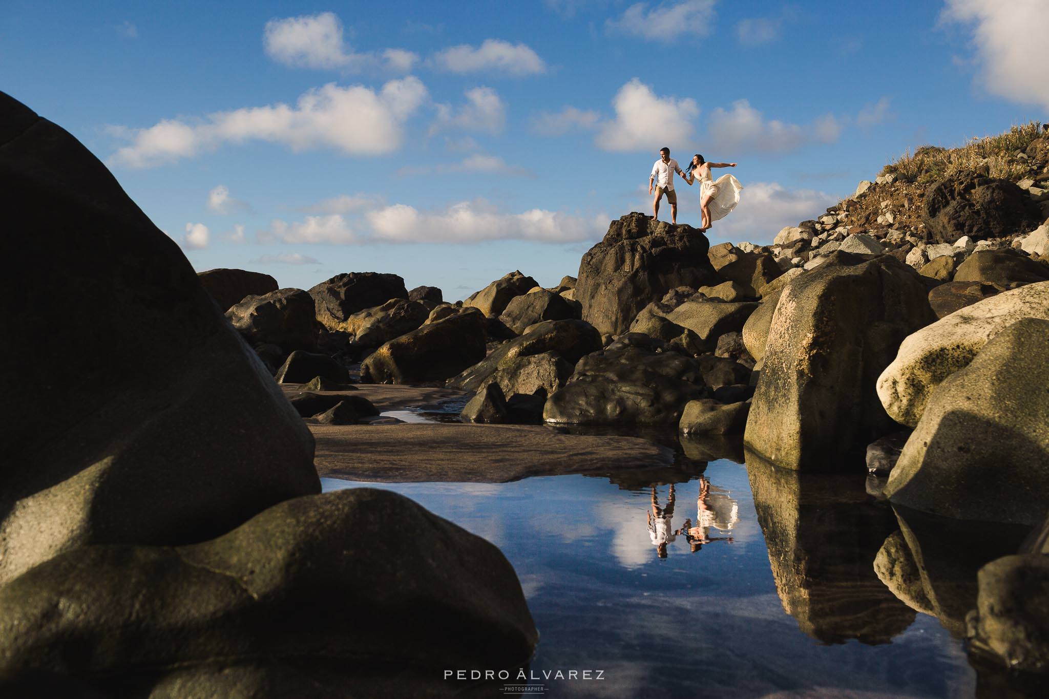 Fotógrafos de bodas en Tenerife pre boda en la playa de Benijo
