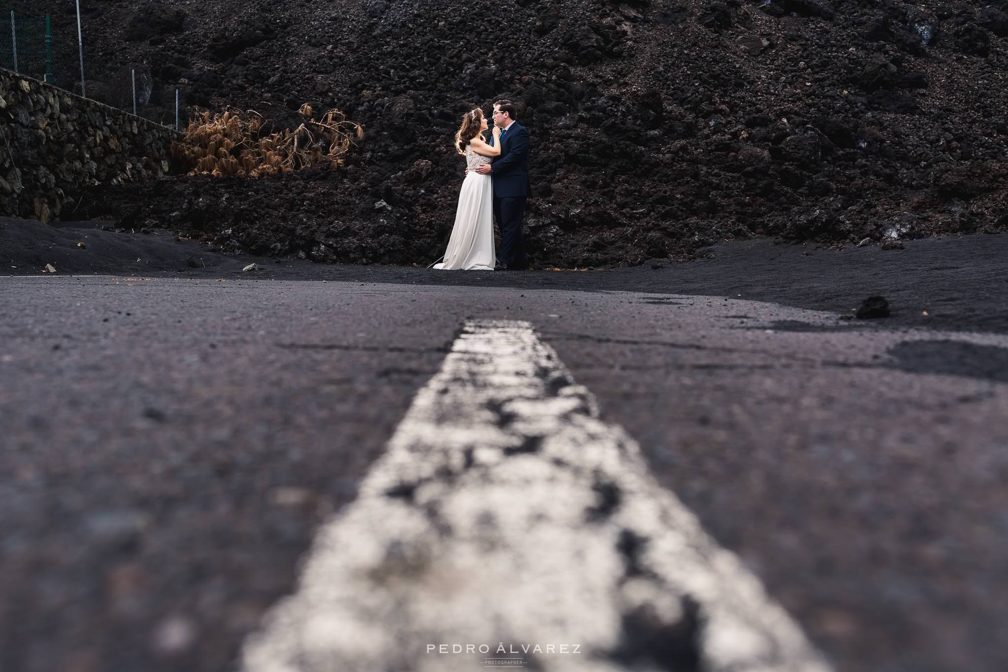 Volcán La Palma sesión de pre boda coladas de lava cortando carretera