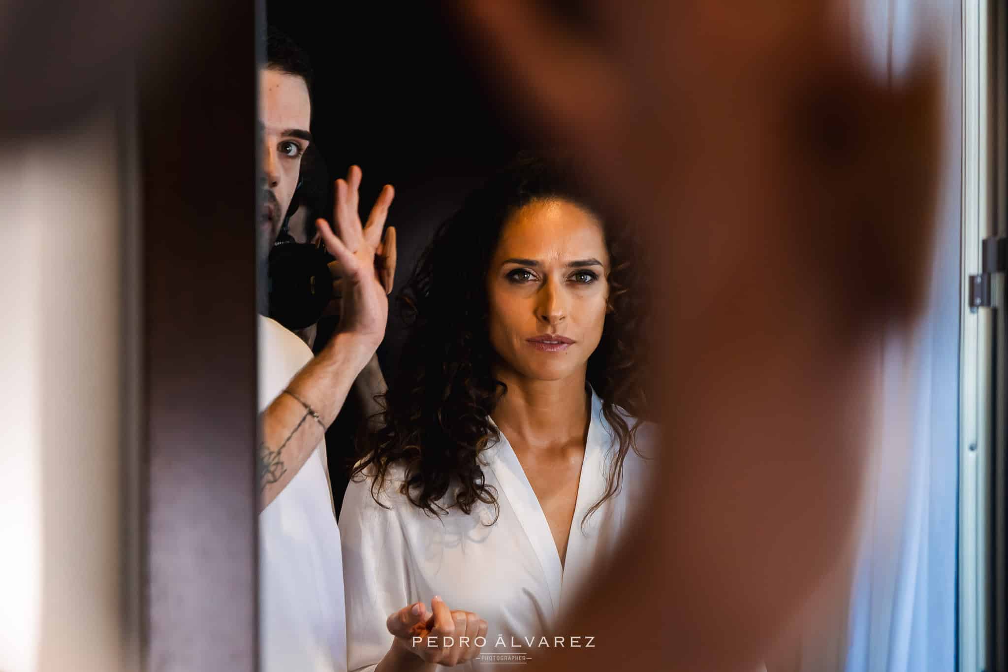 Preparativos de Ana en el Hotel Attica 21 hablando con el maquillador.