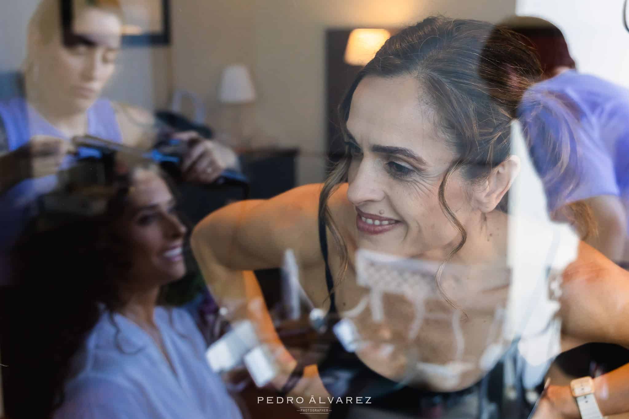 Reflejo de los preparativos de Ana en la cristalera del Hotel Attica 21