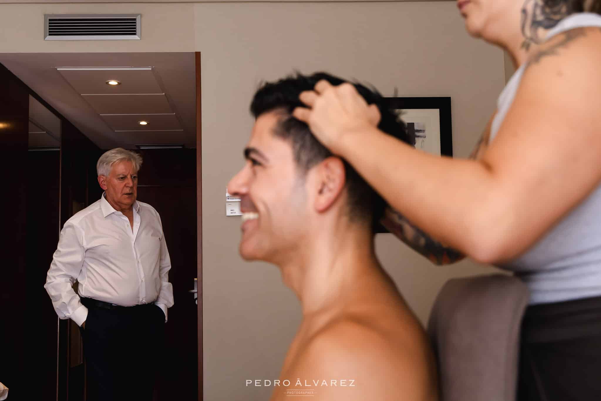 Hotel Attica 21 preparativos de Javi peinándose