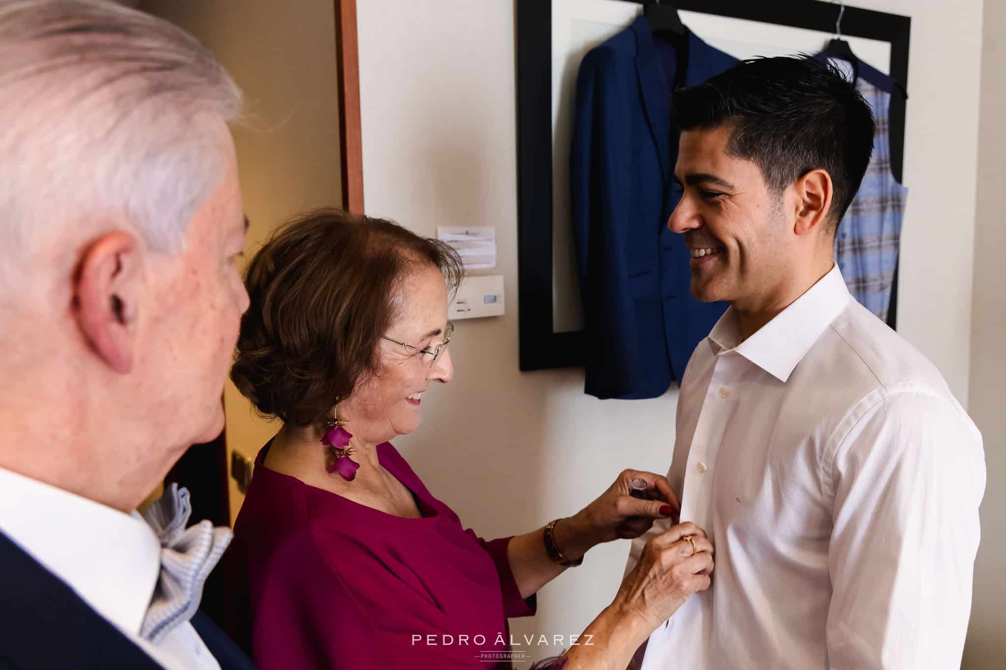 Javi ayudado por su madre en sus preparativos de boda en el Hotel Attica 21