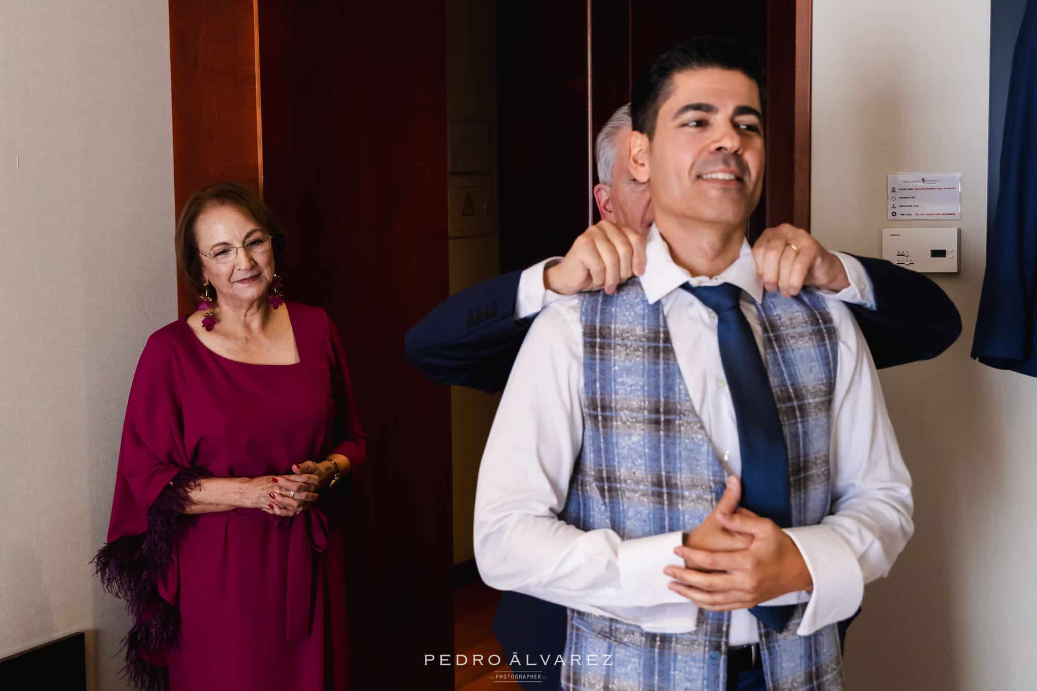 Javi ayudado por su padre en sus preparativos de boda en el Hotel Attica 21