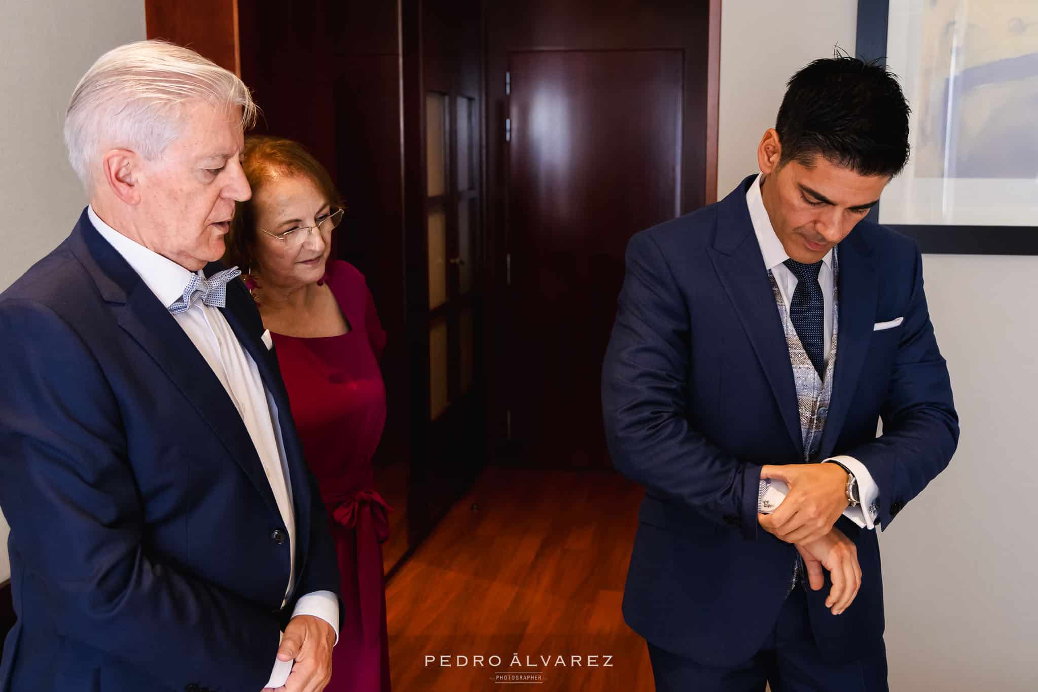 Miradas de los padres de Javi en sus preparativos en el Javi ayudado por su madre en sus preparativos de boda en el Hotel Attica 21