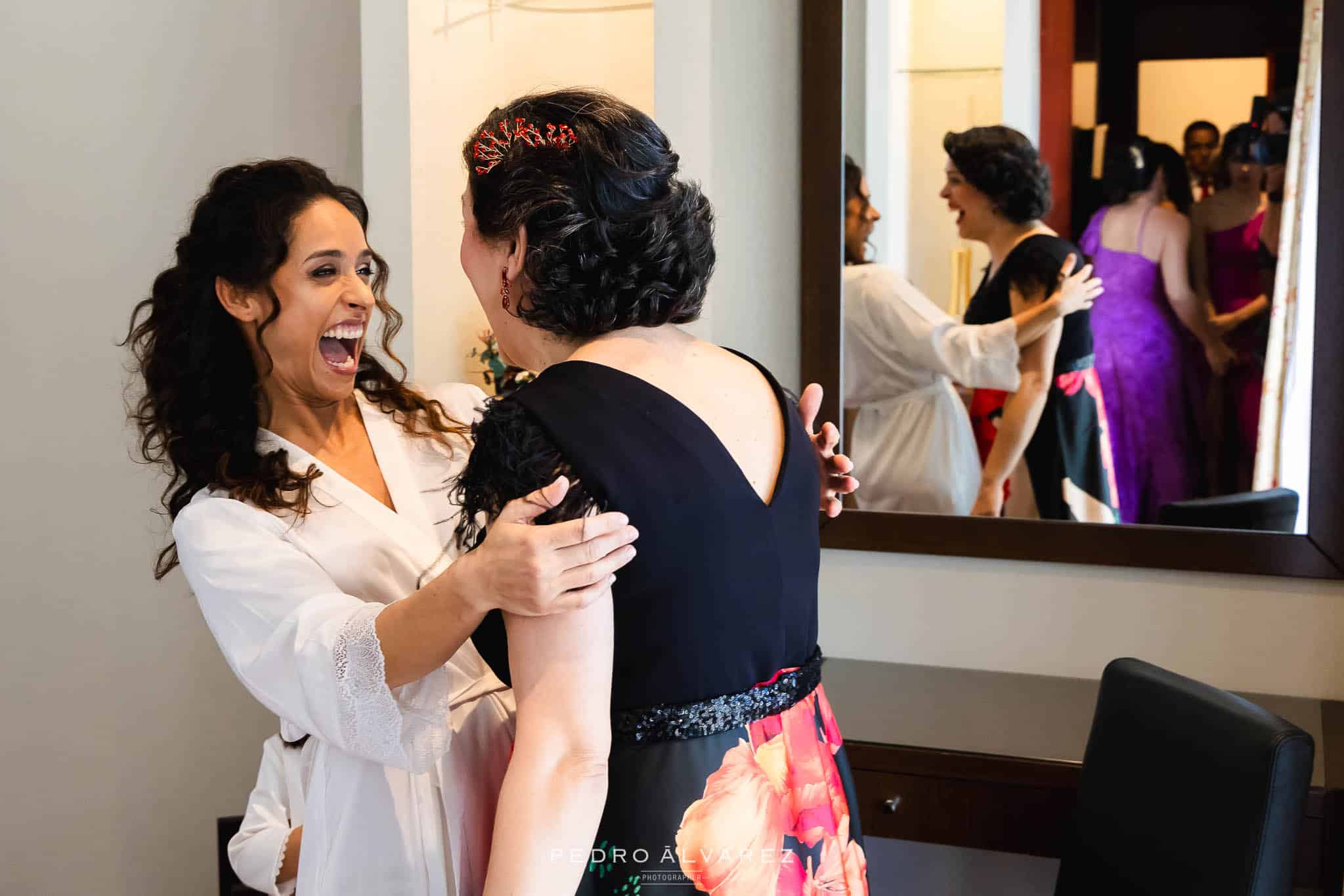 Ana encontrándose con su hermana en sus preparativos en el Hotel Attica 21