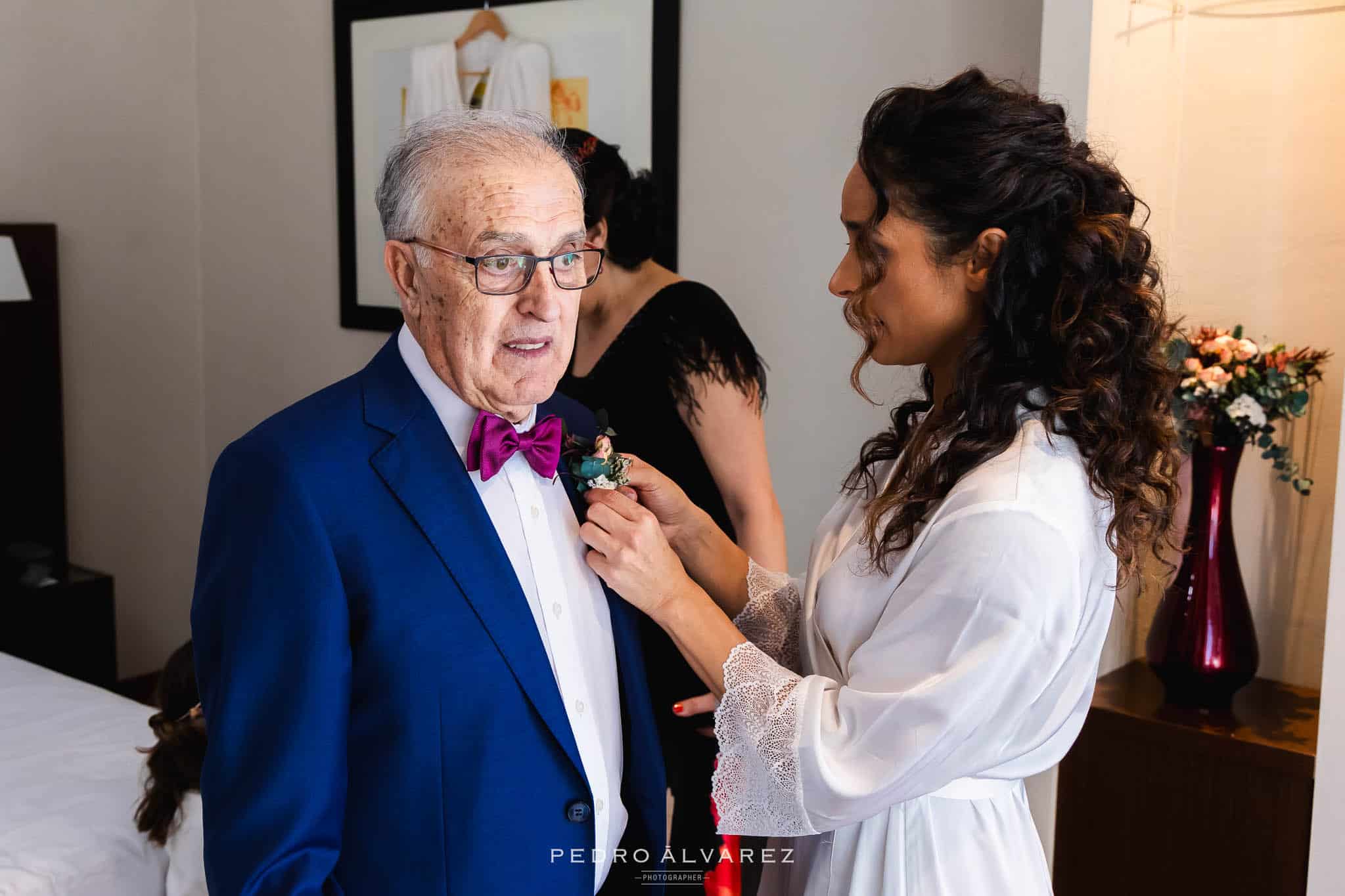 Ana poniendo una flor en la solapa de su padre en el Hotel Attica 21