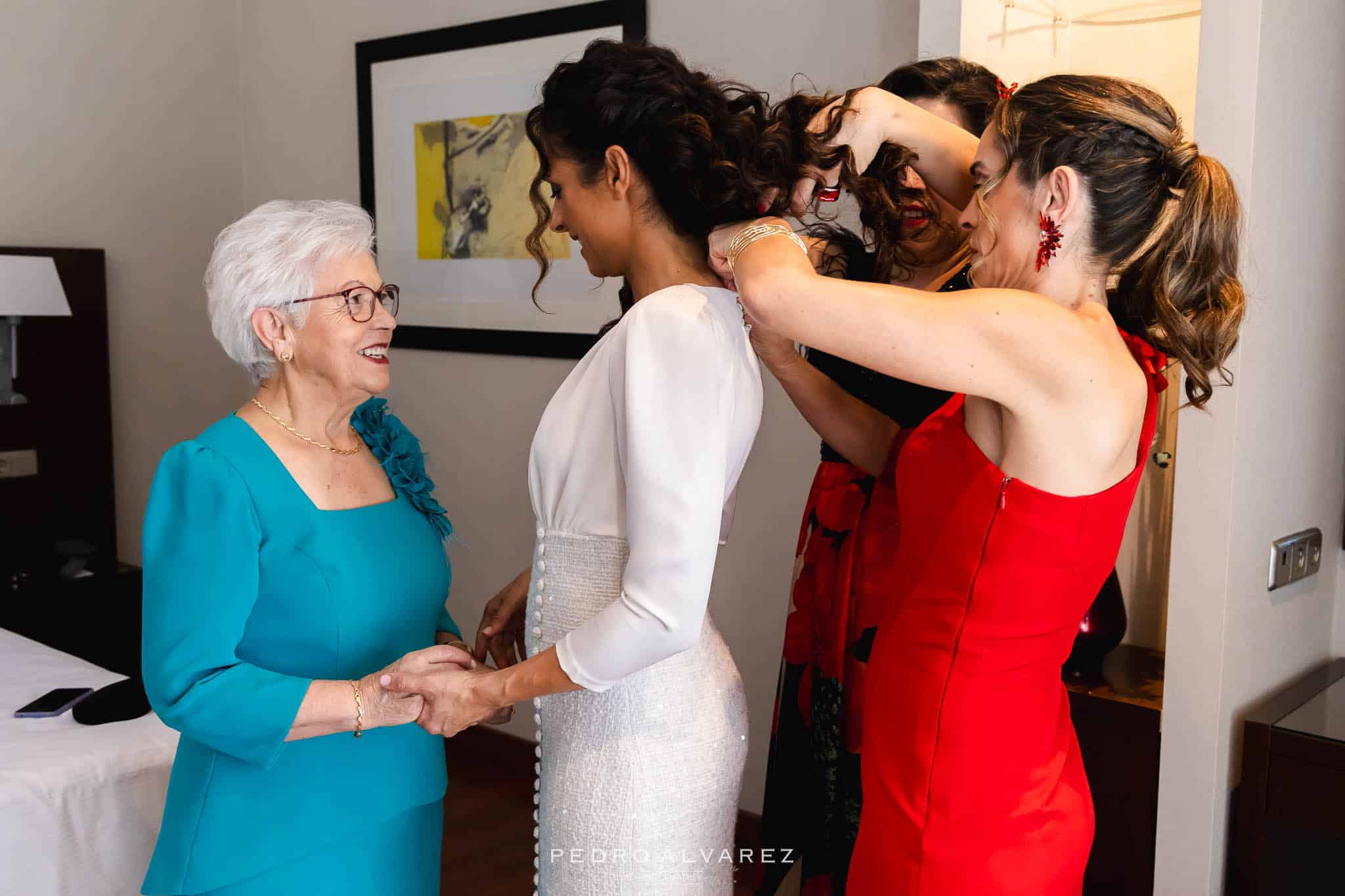 Mirada de una madre en los preparativos de su hija poco antes de casarse en el Hotel Attica 21