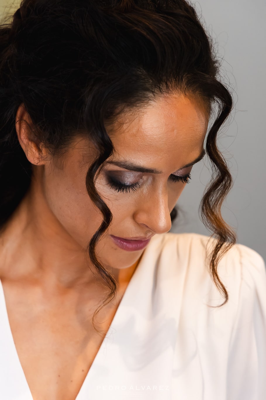 Mirada de la novia hacia un lado con su maquillaje completado