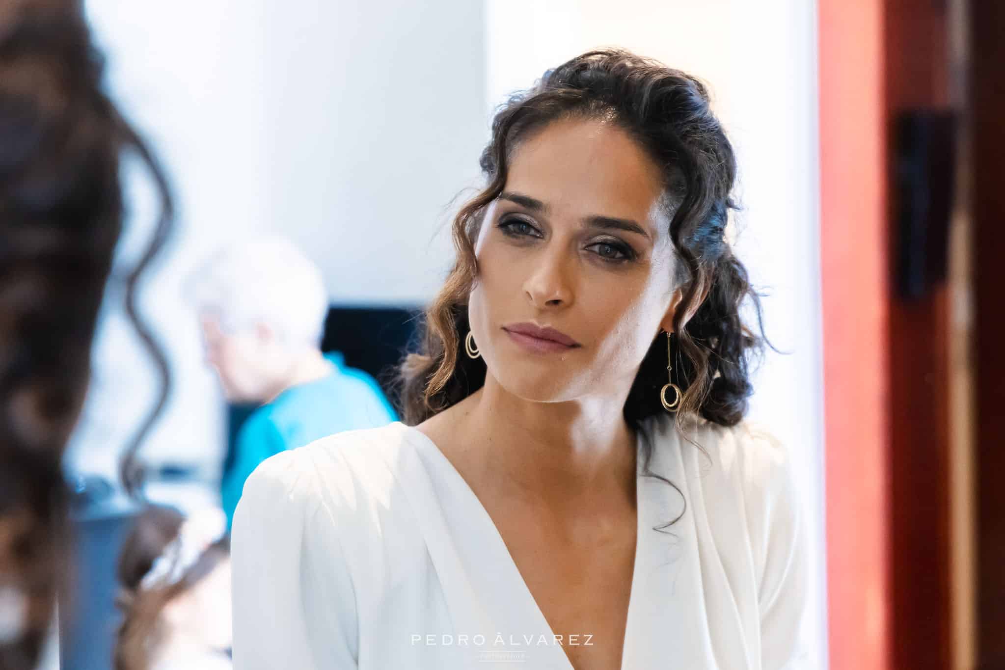 Ana, la novia en el día de su boda mirándose en el espejo del Hotel Attica 21