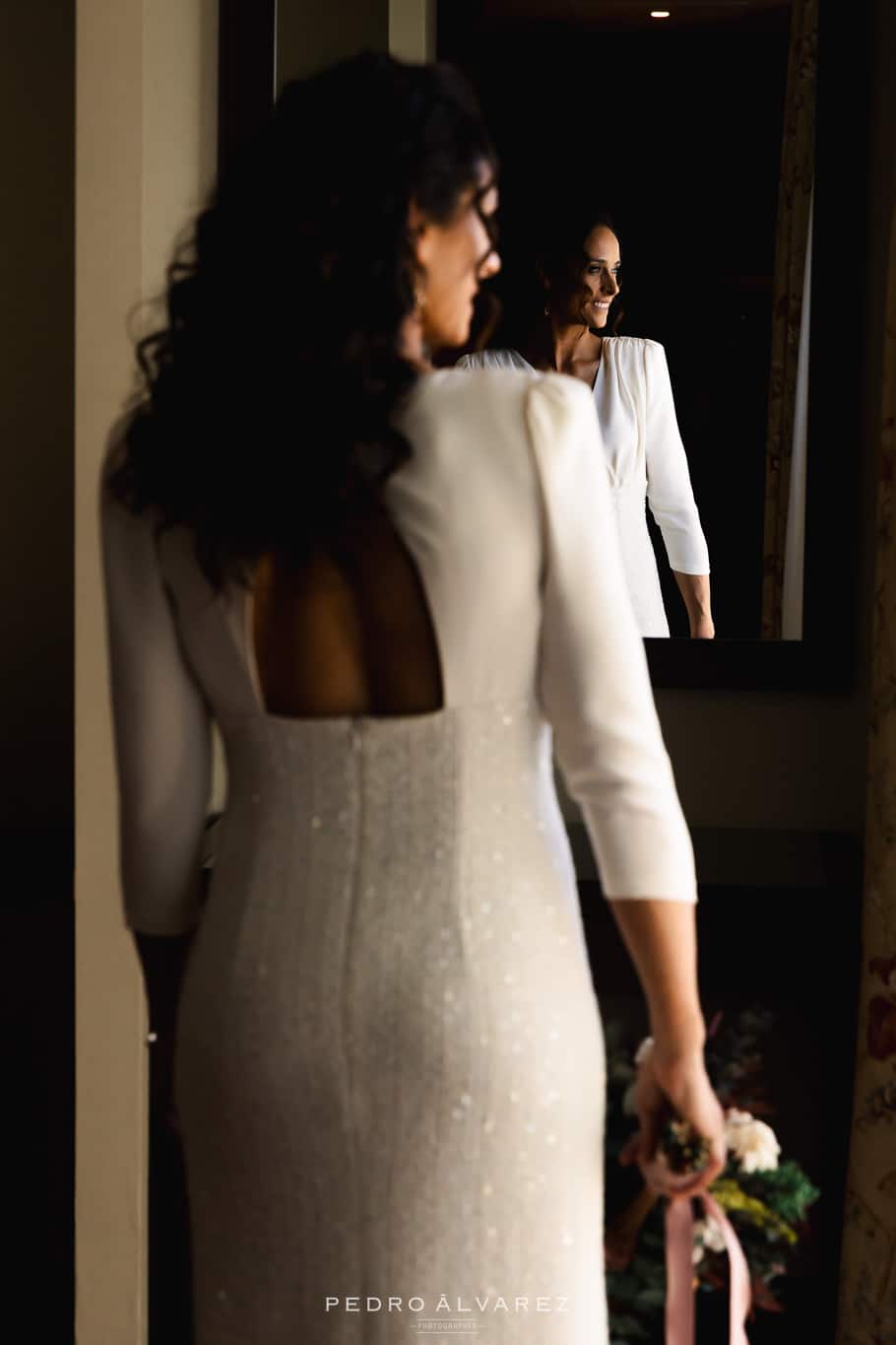 Posado de la novia Ana momentos antes de salir a su boda en el Hotel Attica 21 de Madrid