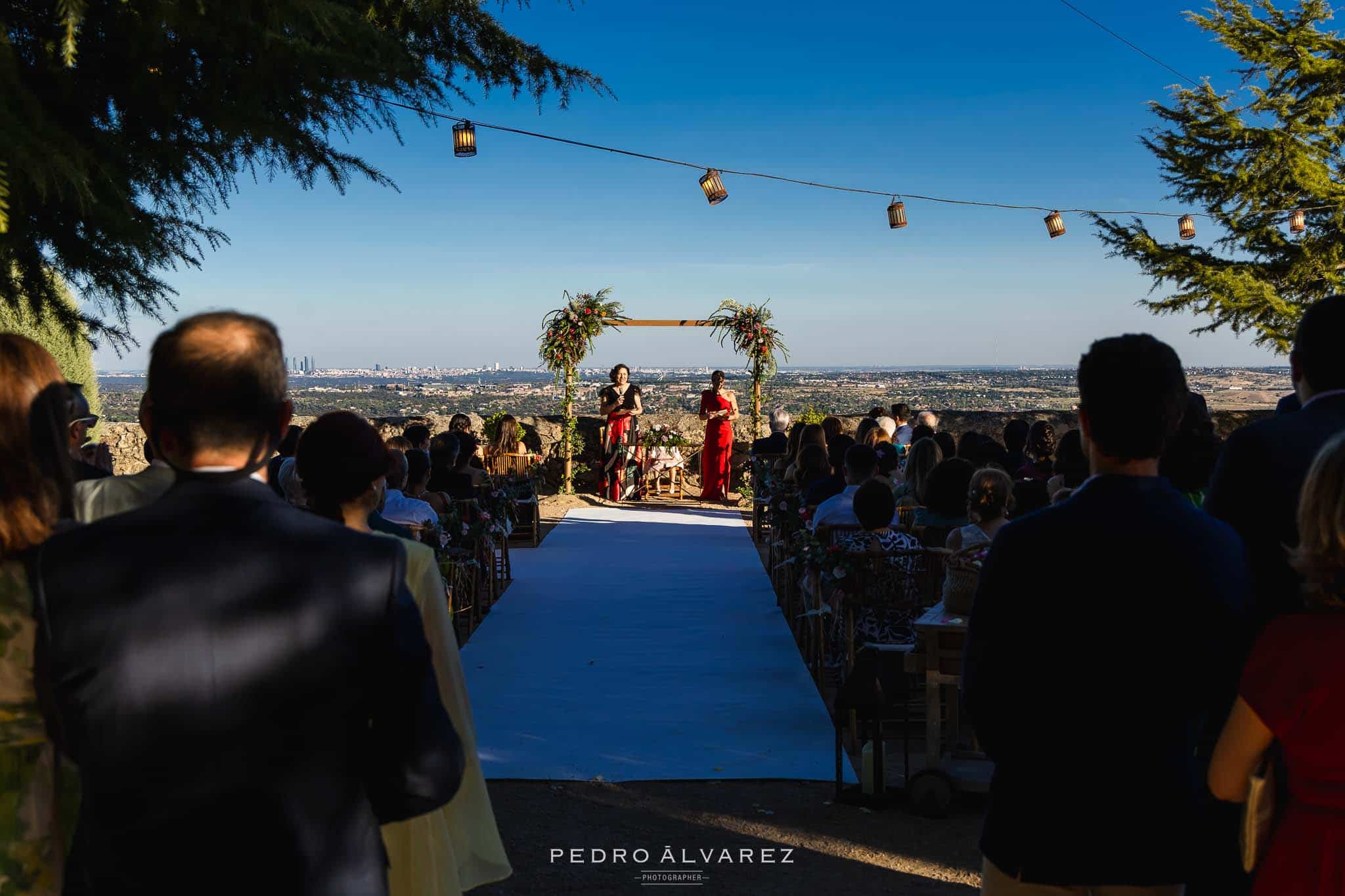 Fotógrafo de Boda Finca Najaraya Madrid, vista desde atrás en la que se ven los invitados y la ciudad de Madrid.