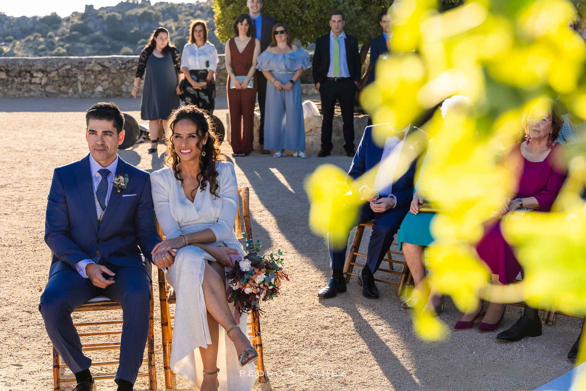 Fotógrafo de Boda Finca Najaraya Madrid con los novios en la ceremonia.