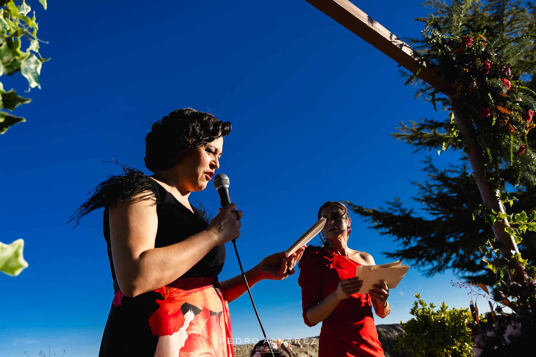 Hermanas de la novia en la Finca Najaraya de Madrid haciendo de maestras de ceremonia al atardecer