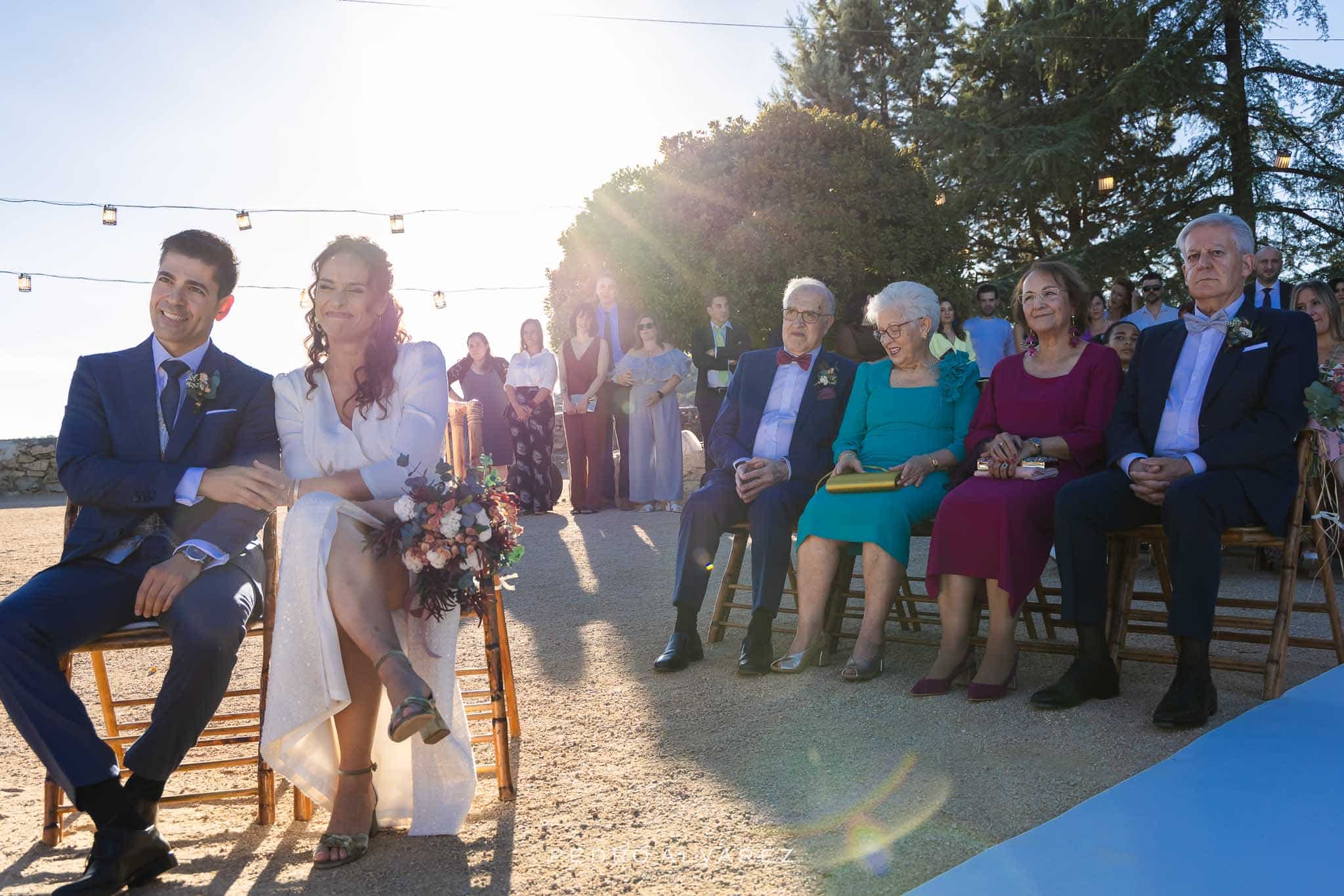 Boda al atardecer en la Finca Najaraya de Madrid con los novios y sus familiares disfrutando de la ceremonia