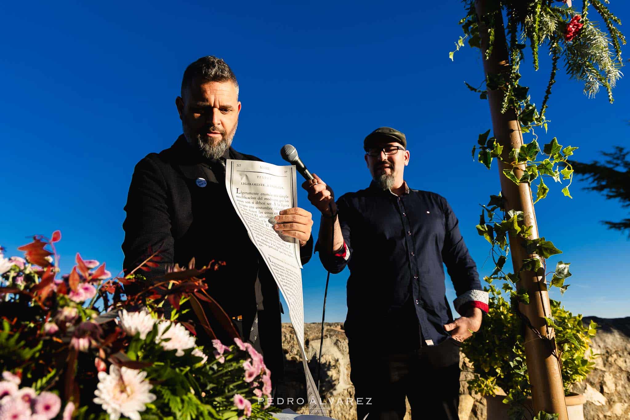 Amigos de los novios hablando en la Boda de la Finca Najaraya de Madrid