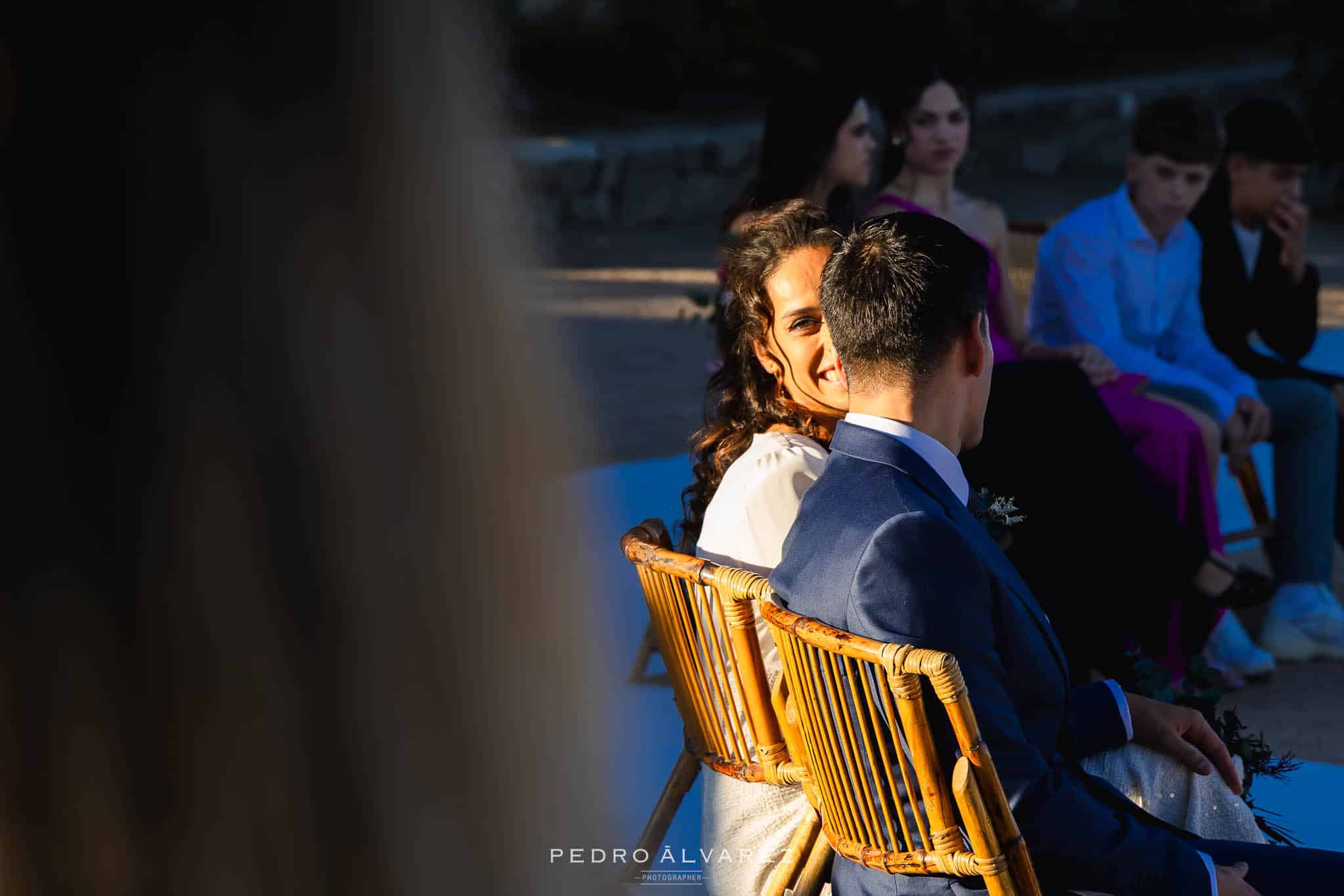 Mirada de la novia mientras Carmen Lillo canta en un momento de la ceremonia en la boda realizada en Madrid