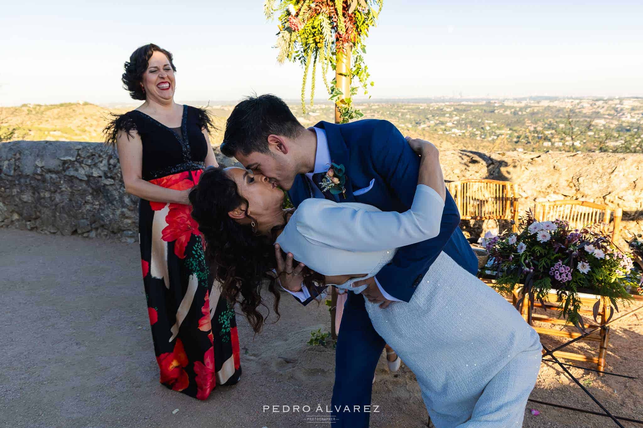 Fotógrafo de Boda Finca Najaraya Madrid captando el momento en el que los novios se besan justo después del si quiero